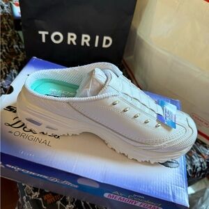 New Bright White Air-Cooled Memory Foam D’lites Sketchers